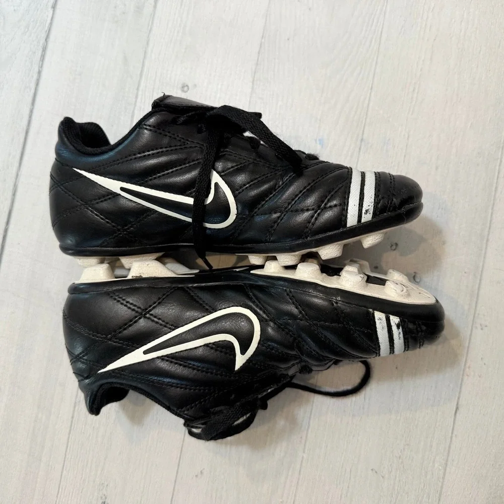 Nike 356917 011‎ JR Interchange FGR Soccer Cleats Colors Black White US Size 1.5